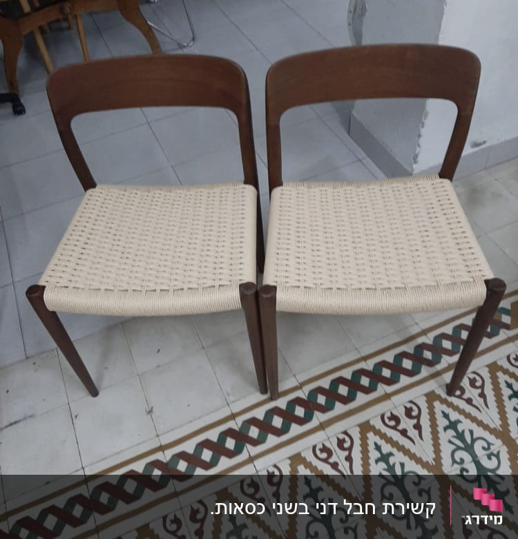 שני כיסאות עץ עם ריפוד קלוע בהיר